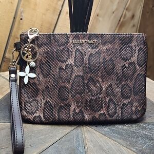Chic Ellen Tracy Snakeskin Animal Print Clutch Wallet With Keychain Charms